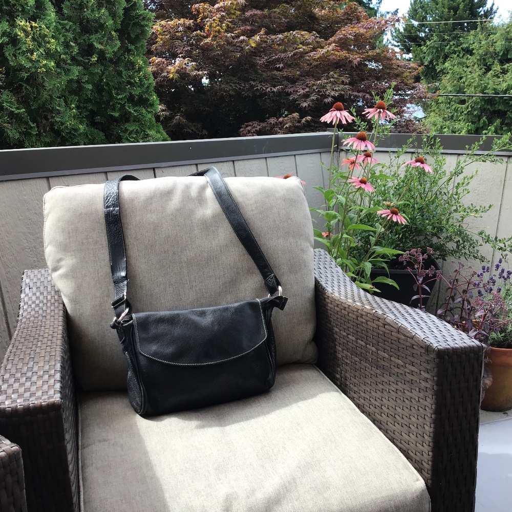 Roots 🇨🇦 Vintage Black Leather Messenger Bag